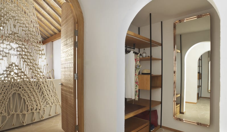 Fairmont Maldives Sirru Fen Fushi-DELUXE BEACH SUNRISE VILLA WARDROBE_15636